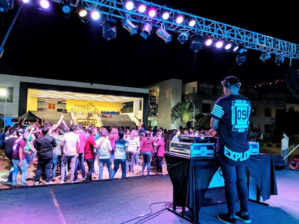 Sunday Under The Stars At Rooftop | Bollywood And Commercial thumb 2