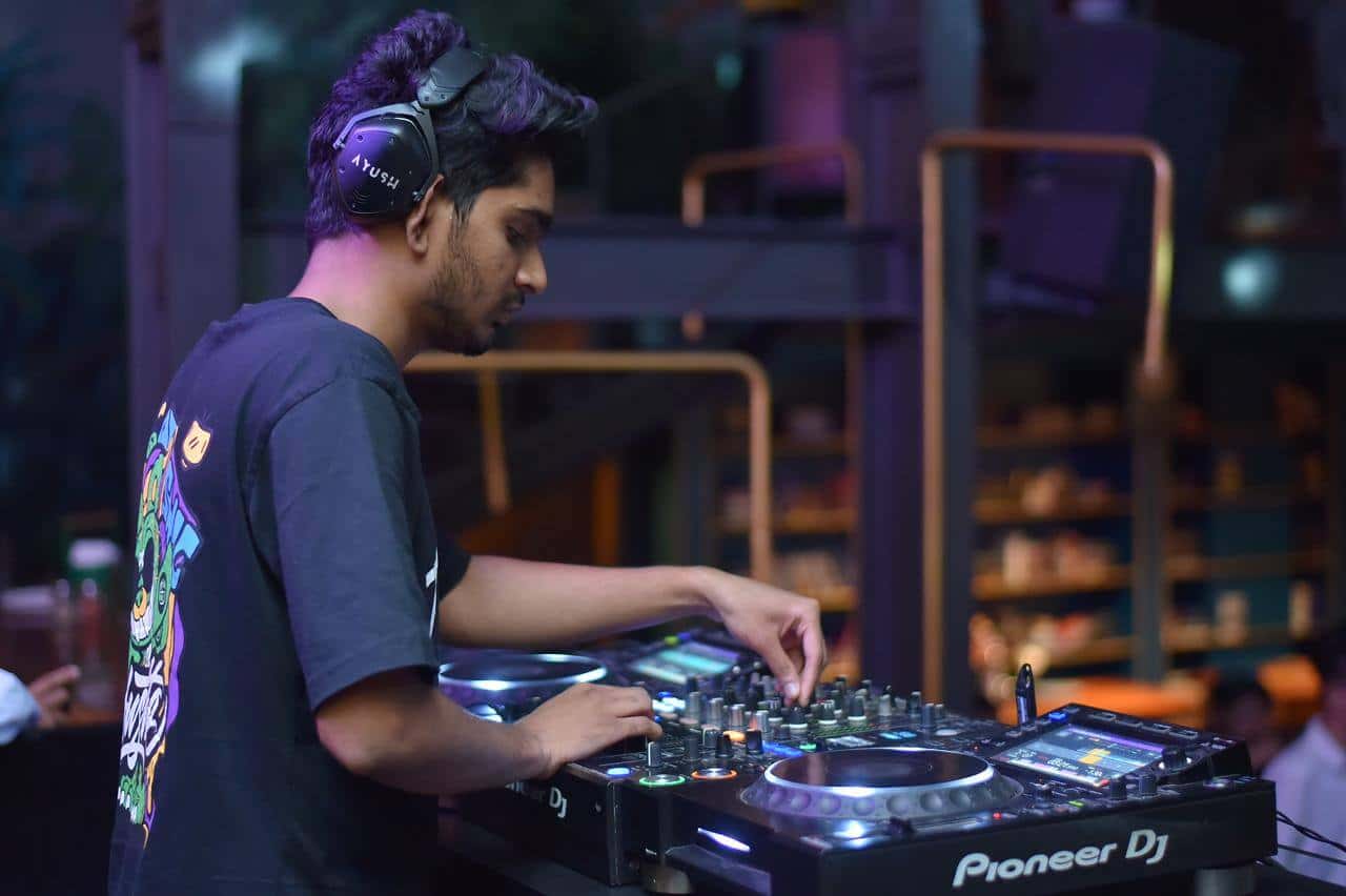 Phoolon Ki Holi thumb 2