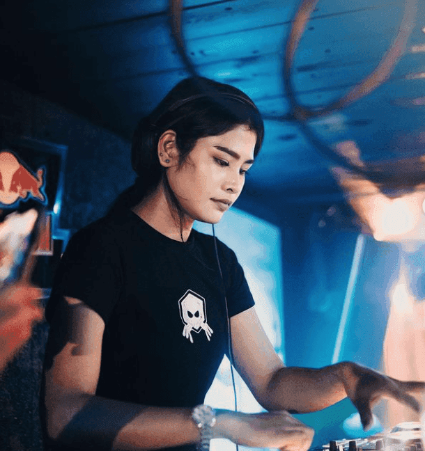 Thursday Ladies Night thumb 2