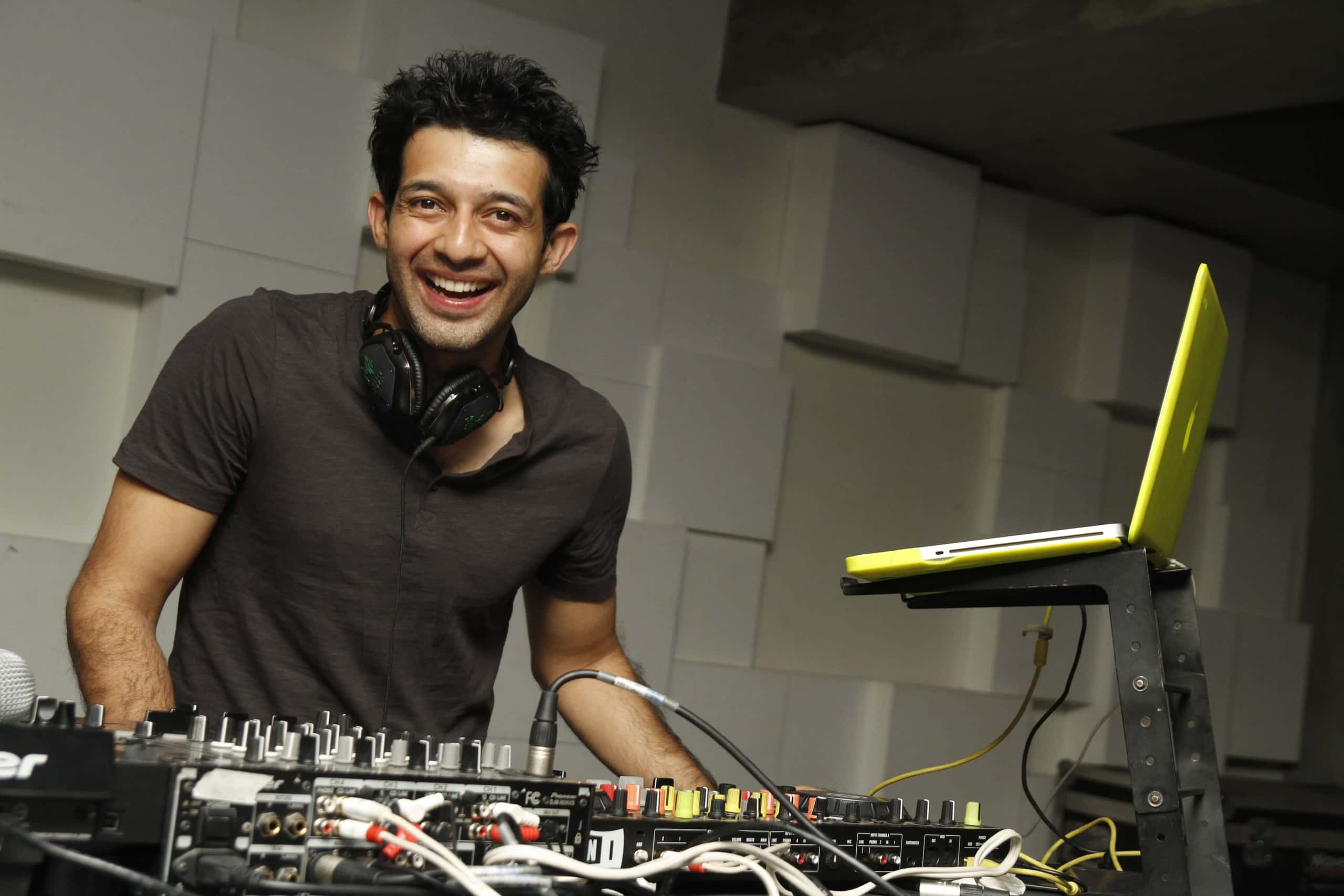 Maaholi 2019 - Divine (Gully Boy) Live  thumb 3