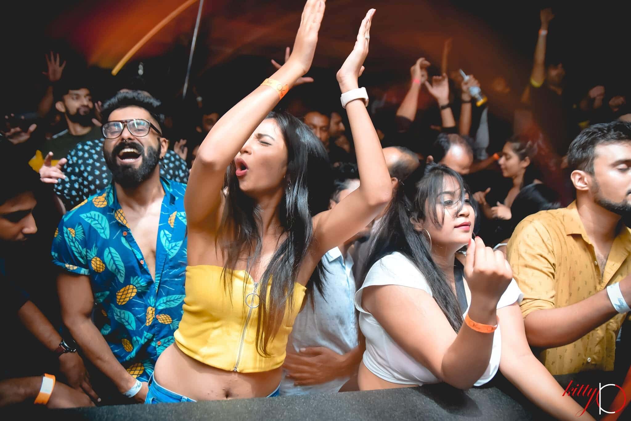 White Affair Saturday thumb 3