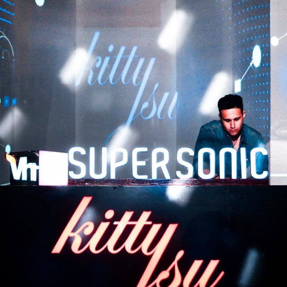 Artist: Triangle Edge