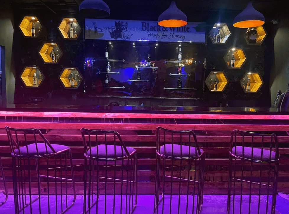 Venue: Howl' N The Pub 